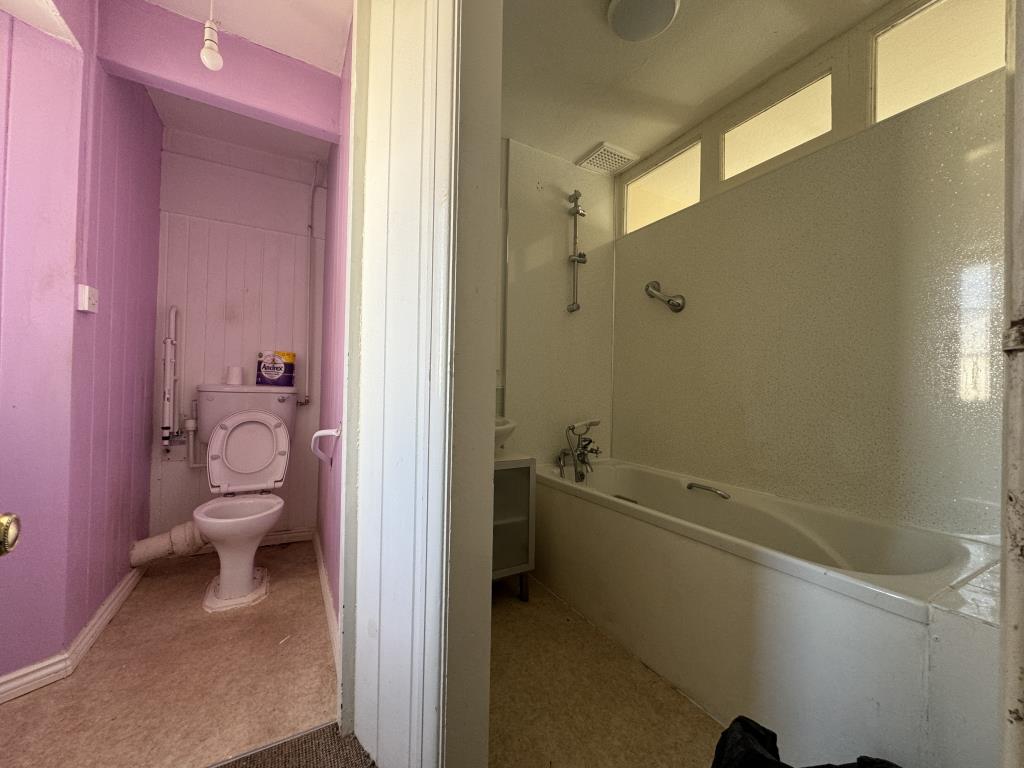 Lot: 58 - THREE STOREY TERRACED HOUSE FOR IMPROVEMENT - View of the bathroom and separate WC